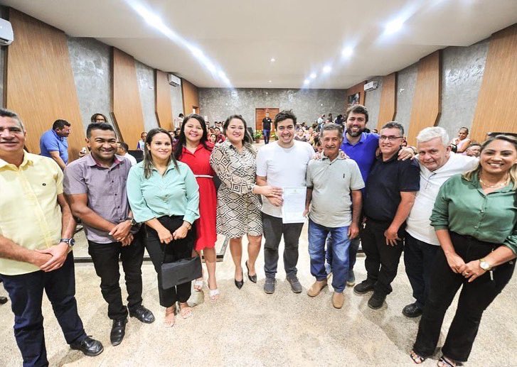 p_casefernandes's tweet photo. O trabalho árduo sempre gera bons resultados! É isso que temos visto acontecer no Arame! 

Hoje foi dia de entregar uma escavadeira hidráulica e um caminhão toco para o município, fruto do trabalho comprometido do deputado federal @depPedroLucasF. https://t.co/2ajYsVgRz5