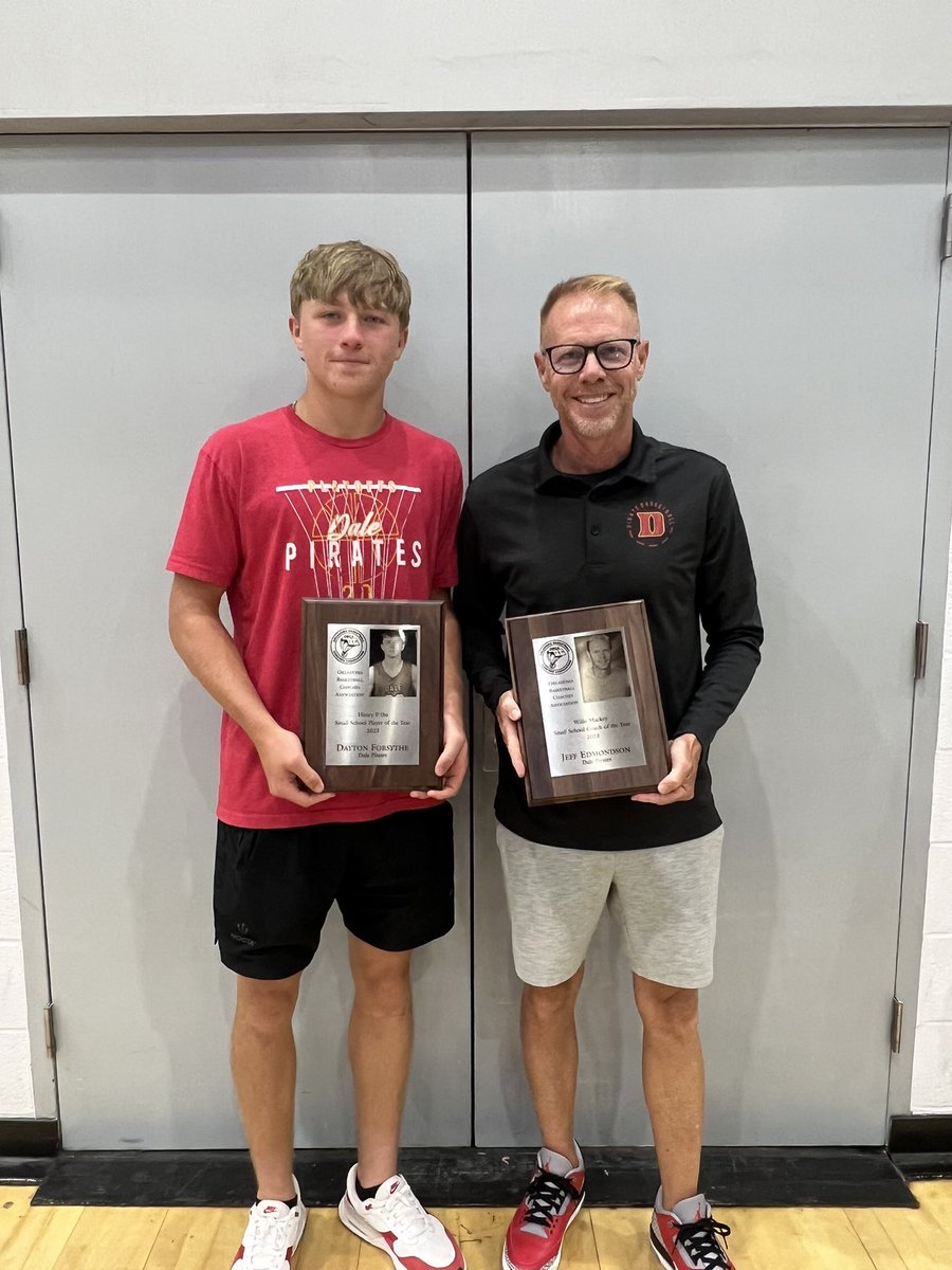 DaleBBallOK's tweet photo. Congrats to these✌🏻Pirates on being awarded last night at the All-State games in Sapulpa! @ForsytheDayton won Small School Player of the Year and @JeffEdmonson22 was named Small School Coach of the Year and also recognized as the OCA State Coach of the Year! Proud of you guys 🏆 https://t.co/GkkGThPTVQ