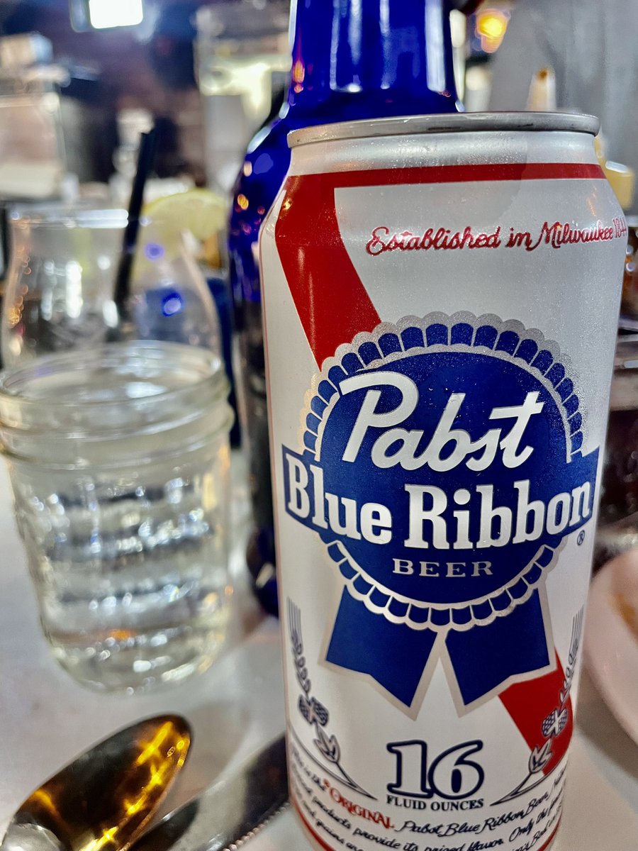 selmasotolongo's tweet image. There’s a reason why DeSoto Grill is not only a landmark but a place for #Kalispell locals and tourist alike .. Plus, they serve @PabstBlueRibbon tall boys