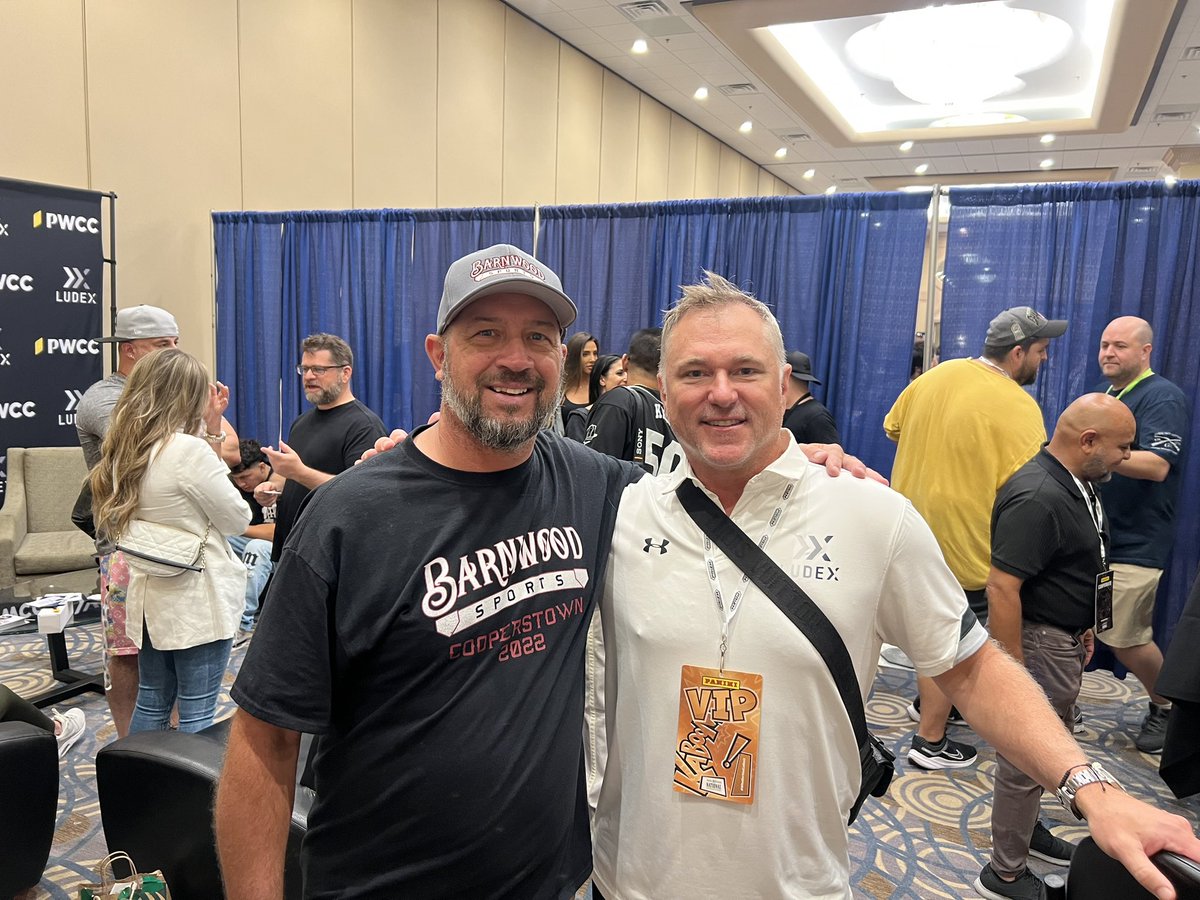 barnwoodsports's tweet photo. Great time with friends at the @nsccshow @LudexApp VIP area with @BUrlacher54 @b_luddo @GBanowski @ltillustrations #barnwoodsports #lidex #NSCC23 #brianurlacher https://t.co/pFU5BNcua3