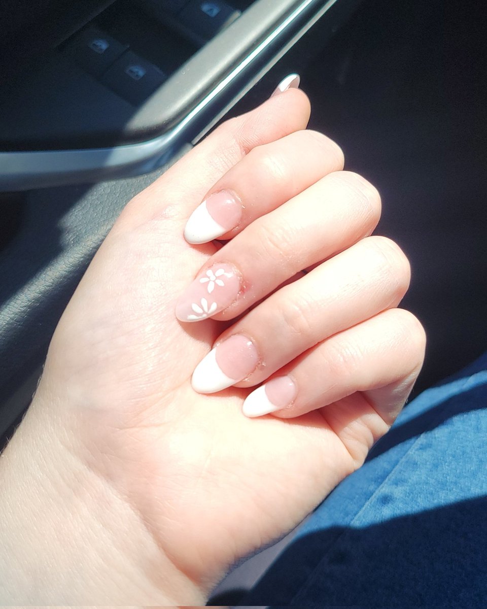 gilly0298's tweet photo. New nails, new personality 💁🏼‍♀️✨️💅 https://t.co/nDhr7NS6ls