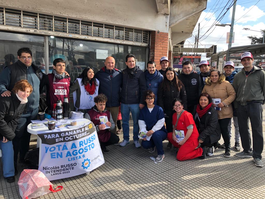 CristianeBay's tweet photo. Caminata en Monte Chingolo

El día miércoles recorrimos junto a @RussoNicolasOk el centro comercial de Monte Chingolo, recibiendo el cariño de los vecinos.
Vamos a recuperar Lanús, con Trabajo es Posible. https://t.co/OYAHo4U8Kq