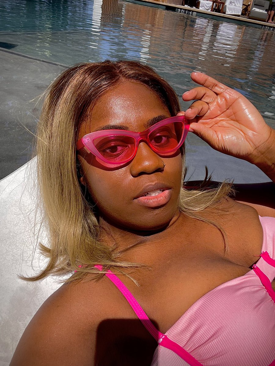 suppaarthead's tweet photo. #Barbie #PoolSideBarbie Fun by the pool before #DreamCon #DreamCon2023 https://t.co/kvrlrJuXeE