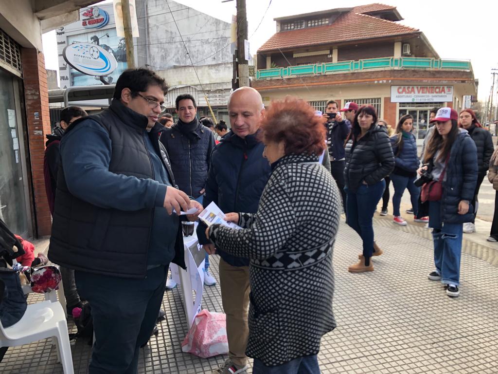 CristianeBay's tweet photo. Caminata en Monte Chingolo

El día miércoles recorrimos junto a @RussoNicolasOk el centro comercial de Monte Chingolo, recibiendo el cariño de los vecinos.
Vamos a recuperar Lanús, con Trabajo es Posible. https://t.co/OYAHo4U8Kq