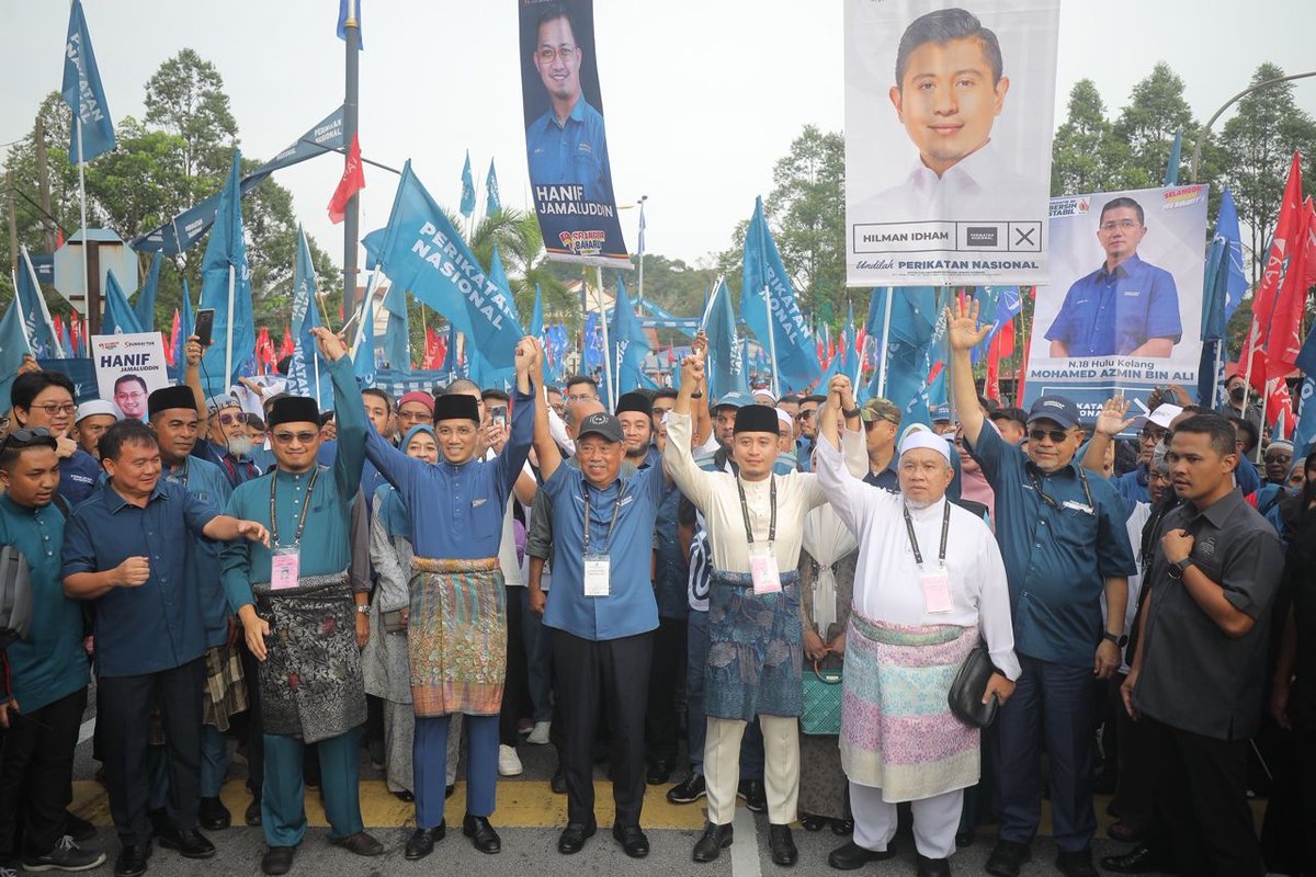theSundaily's tweet image. DS Azmin Ali seen with TS Muhyiddin Yassin at the SMK Sungai Pusu nomination centre. 

Pix by Amirul Syafiq/theSun

#thesun #thesundaily #statepolls #AzminAli #Selangor #Malaysia