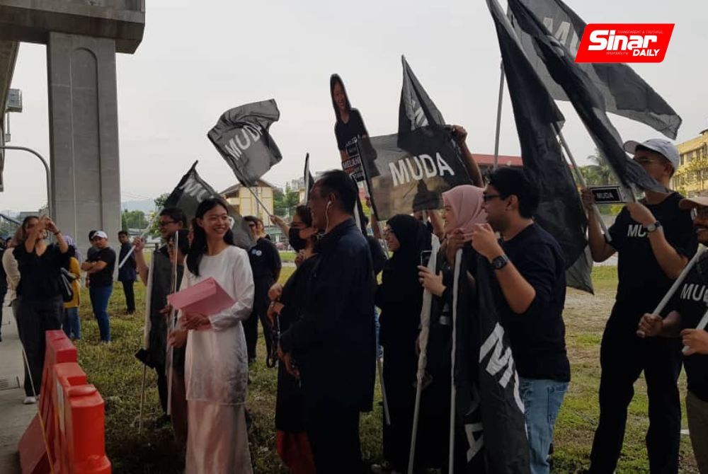 sinardailymy's tweet image. MUDA candidate N19 bkt Antarabngsa Melanie Ting arrives poses for the media at dewan tunku Ahmad razali, ampang. #StatePolls #Elections #Politics #Malaysia