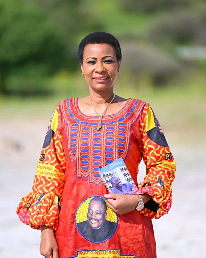 KamandaKela1's tweet photo. Je vous souhaite un heureux anniversaire chère Maman Olive Lembe Kabila, que Dieu vous accorde une très longue vie. Bonheur, santé et longévité 🎊🎂🍾🎉🎁 https://t.co/RfcAFpZgzc