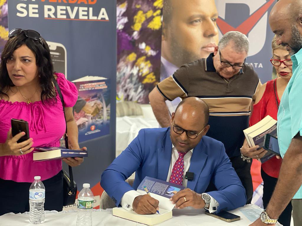 eldemocratard's tweet photo. Todo un éxito en la ciudad de New York nuestro libro, la Plaza De la bandera y el derrumbe del pacto secreto de la corrupción.
#newyork #haití #eldemocrata #dominicanos #rd #santodomingo #franciscotavarez https://t.co/f8jJzdxNud