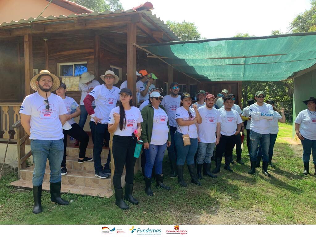 👏🏼 Agradecemos la donación de bolsas por <a href="/recicla503/">recicla503</a> , voluntarios de <a href="/DaviviendaSalv/">Davivienda El Salvador</a> , materiales utilizados en la actividad, y el acompañamiento de <a href="/FUNDEMAS/">FUNDEMAS</a> y el Programa IR Verde de la <a href="/giz_gmbh/">GIZ</a> 🫱🏼‍🫲🏻♻️🌱