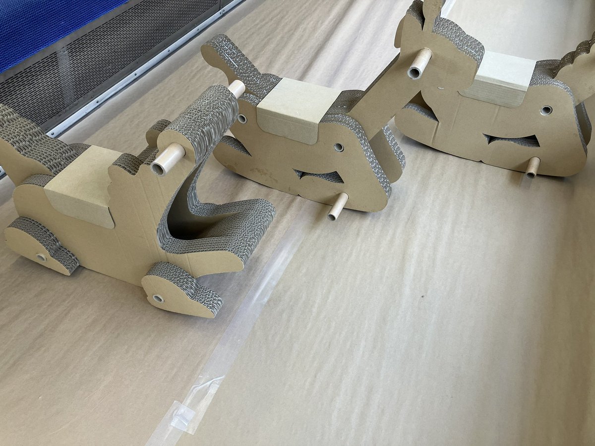 OHMI_railway's tweet image. コンにちは！🦊

本日は、多賀大社前駅2番ホームに停車する電車内にて、トイレールを走らせて遊ぶイベントを開催しております🚃

トイレールで遊べるのはもちろん、ダンボールでできた遊具コーナーもあります♪

皆さまぜひお立ち寄りください✨

#近江鉄道 #近江鉄道みらいファクトリー #多賀大社前駅