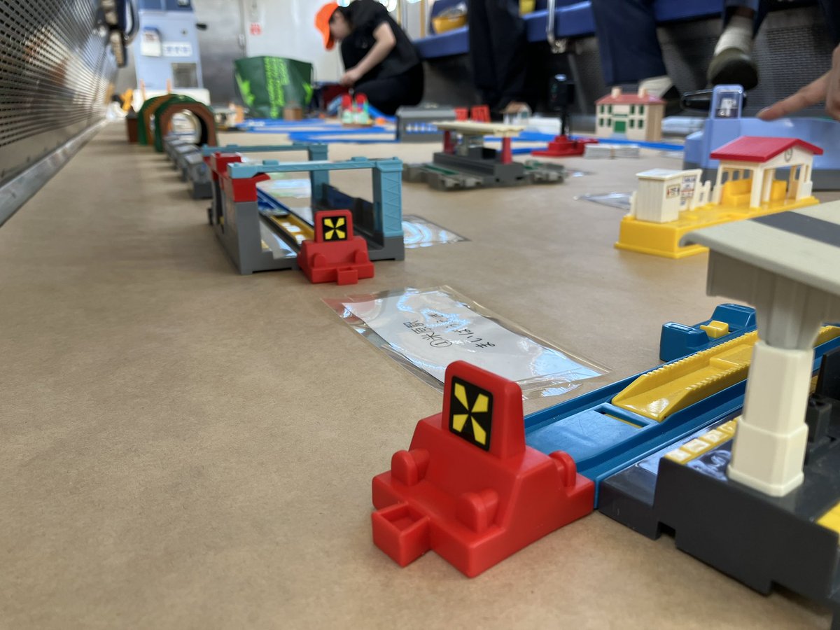 OHMI_railway's tweet image. コンにちは！🦊

本日は、多賀大社前駅2番ホームに停車する電車内にて、トイレールを走らせて遊ぶイベントを開催しております🚃

トイレールで遊べるのはもちろん、ダンボールでできた遊具コーナーもあります♪

皆さまぜひお立ち寄りください✨

#近江鉄道 #近江鉄道みらいファクトリー #多賀大社前駅