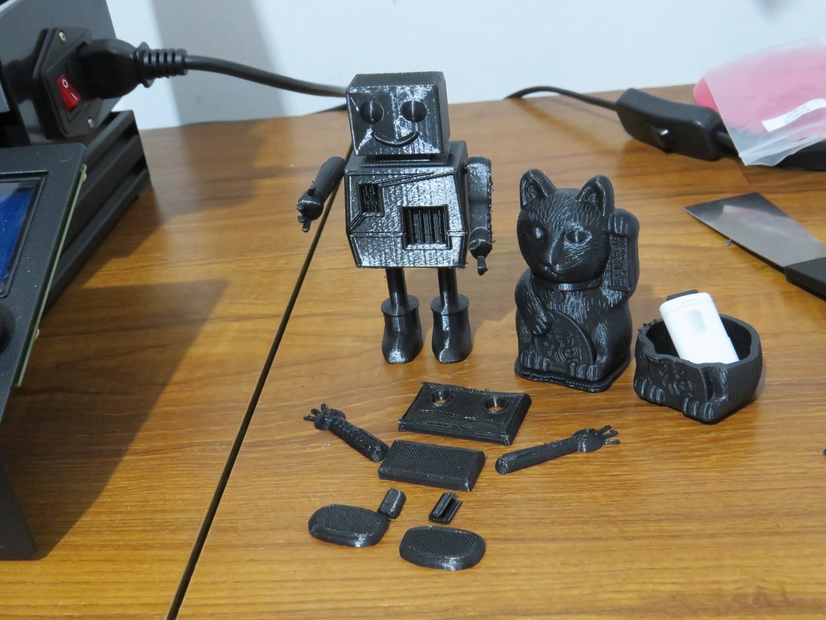 New toy.  My own robot design but first attempted ended up having to be stopped as i  did not put supports in it (lucky i seen that early on!) and will use  that as a flat robots put together with misprints. So I then printed my  robot with the supports .