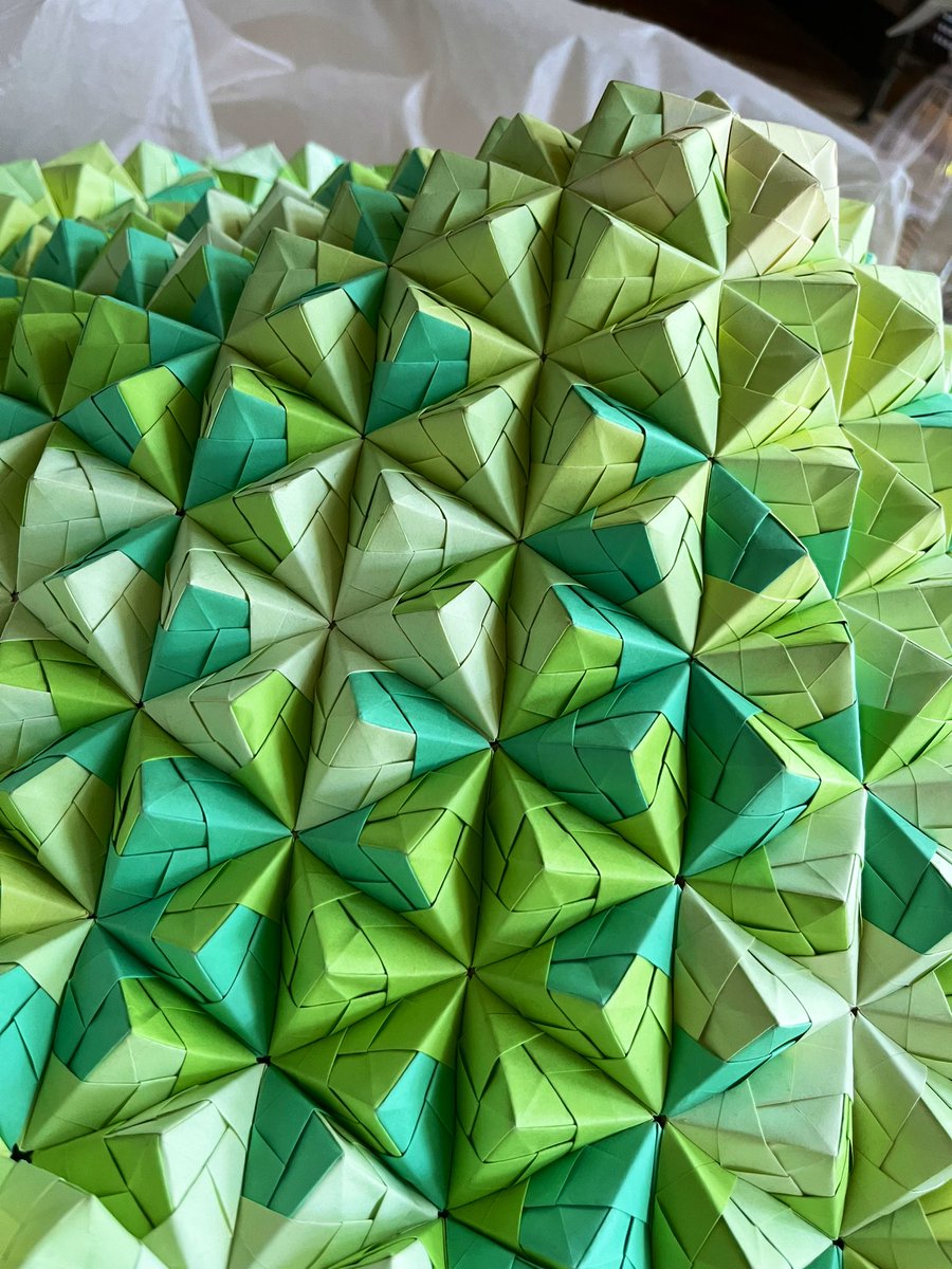 Tossii_Origami's tweet photo. 5年ぐらい前に作ろうとしてたやつ…
完成は諦めてるし、処分しましょうかね笑
#ユニット折り紙 https://t.co/hYEVq9hP2W