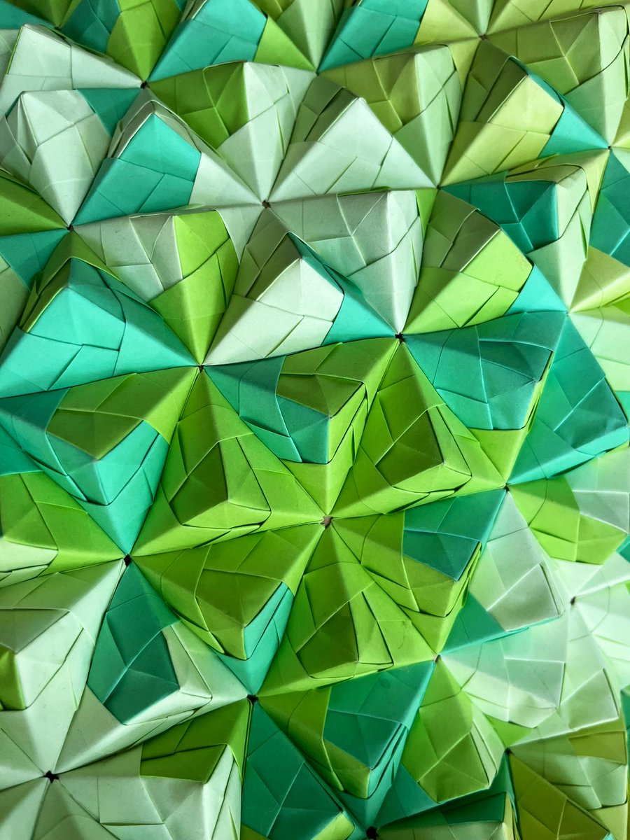 Tossii_Origami's tweet photo. 5年ぐらい前に作ろうとしてたやつ…
完成は諦めてるし、処分しましょうかね笑
#ユニット折り紙 https://t.co/hYEVq9hP2W