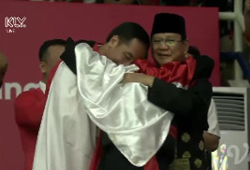 Presiden Jokowi dengan susah payah merangkul lawan politiknya demi kedamaian untuk memajukan bangsa ini.

Namun, ketika Budiman Sudjatmiko meneruskan apa yang dilakukan Jokowi, dia malah dituduh macam-macam.

Kalau aku bilang sih, mereka pengkhianat! Bukan Jokowi sejati..