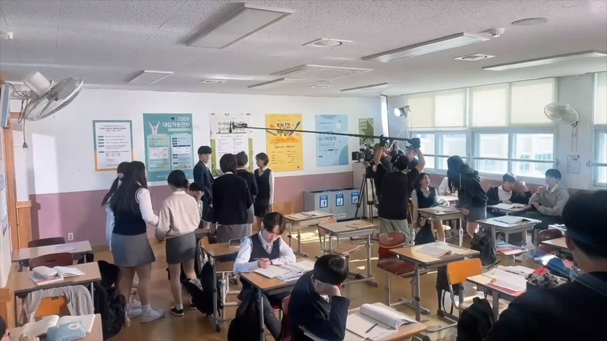 __608challenge's tweet photo. Our Kim Bom appeared in the vlog of the acting academy whose students acted as supporting roles in <It was Spring> 😆😆😆
Kim Bom's part cut
🔗https://t.co/4GakgDrtOx
#김종현 #KimJonghyeon #Jonghyeon #金鍾炫 #김봄 #KimBom #시작은첫키스 #ItWasSpring https://t.co/h96YxoeFii