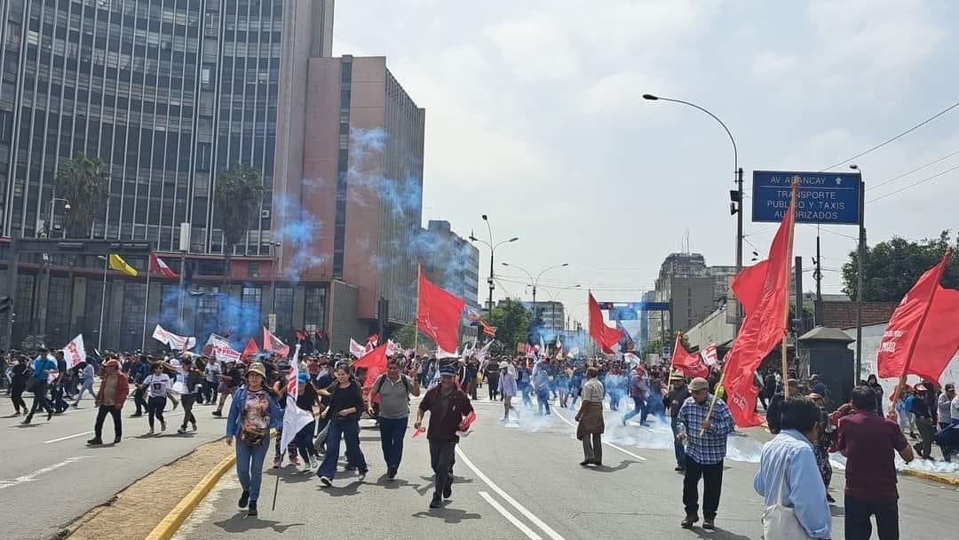 patriaroja's tweet photo. 🔴 #FueraDinaBoluarte | El Partido se hizo presente en la Jornada Nacional de lucha contra la dictadura de Dina Boluarte a propósito del 28 de julio y el mensaje presidencial. Marchamos junto a las organizaciones populares por Nuevas elecciones y Asamblea Constituyente #28J https://t.co/rmhC9vYDRs