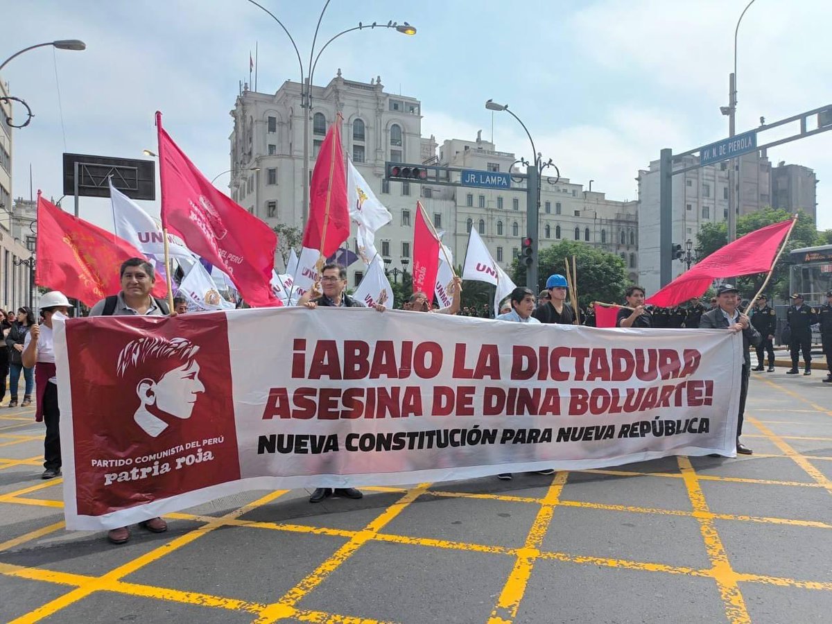patriaroja's tweet photo. 🔴 #FueraDinaBoluarte | El Partido se hizo presente en la Jornada Nacional de lucha contra la dictadura de Dina Boluarte a propósito del 28 de julio y el mensaje presidencial. Marchamos junto a las organizaciones populares por Nuevas elecciones y Asamblea Constituyente #28J https://t.co/rmhC9vYDRs