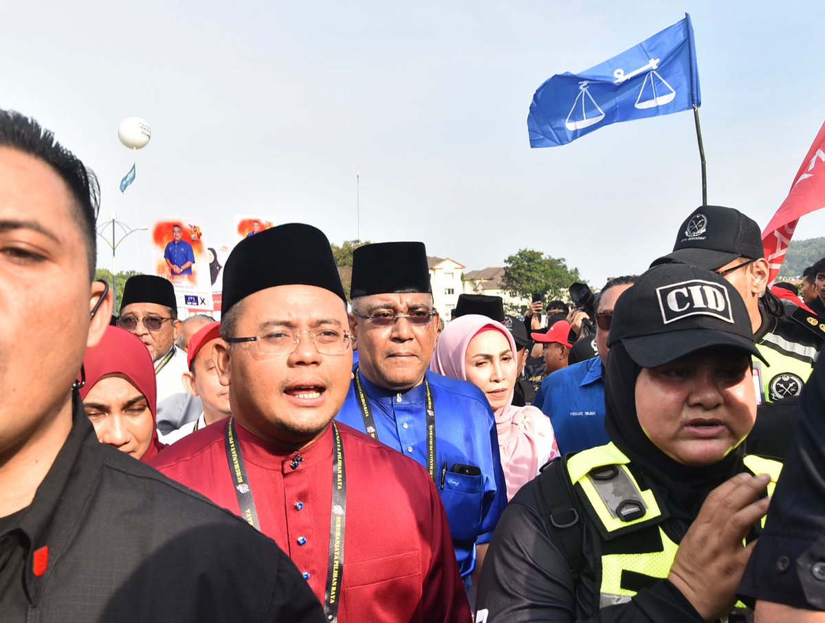 theSundaily's tweet image. Selangor MB Datuk Seri Amiruddin Shaari arrives at the nomination centre at SMK Sungai Pusu ahead of the Aug 12 state polls. 

Pix by Syazwan Kamal/theSun

#theSun #thesundaily #StatePolls #malaysianews #selangor #AmirudinShari