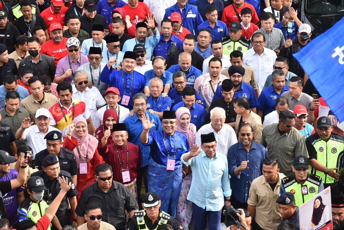 theSundaily's tweet image. Selangor MB Datuk Seri Amiruddin Shaari arrives at the nomination centre at SMK Sungai Pusu ahead of the Aug 12 state polls. 

Pix by Syazwan Kamal/theSun

#theSun #thesundaily #StatePolls #malaysianews #selangor #AmirudinShari
