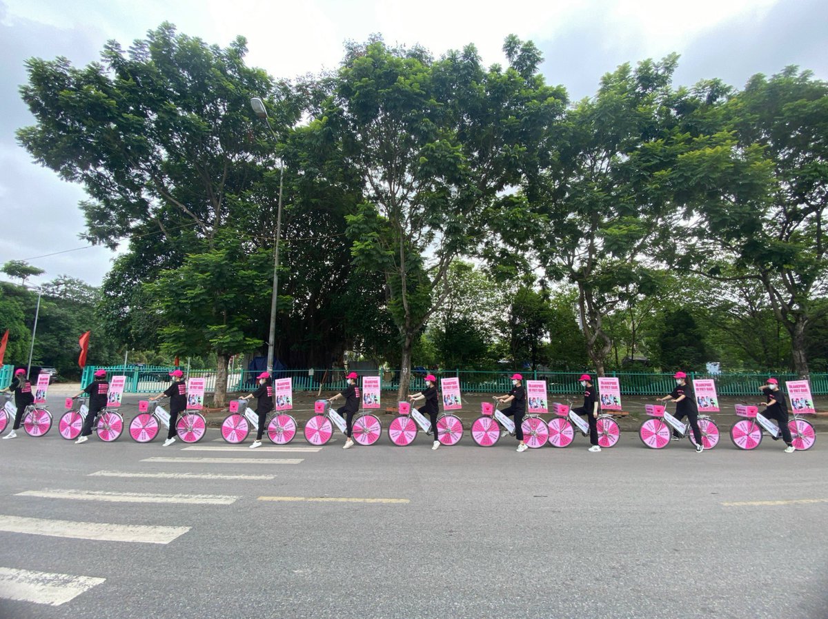 bpvnfc's tweet photo. OUR "BLACKPINK" BICYCLE ROAD SHOW HAS STARTED AROUND MY DINH STADIUM 🙌

[@bpvnfc x @haucungcuaBP x 24/365wBP]

WELCOME BLACKPINK TO VIETNAM

#BLACKPINK_WeAreReadyFOURLove
#BORNPINKinHaNoi #BLACKPINK @BLACKPINK https://t.co/ALKIvOVfzE