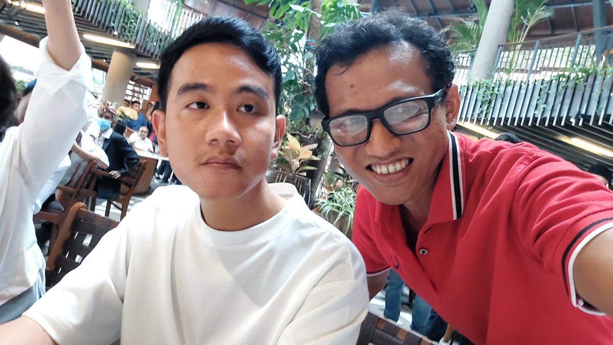 SelfiaNoviyanti's tweet photo. Bapak bapak lagi buat arisan baru di Jakarta 😅 sama mas @gibran_tweet

@KompasTV @tvOneNews kasih tau dong bocoran Ketua Arisannya siapa ?

Abisnya kata mas @AanDianSumarwan masih rahasia... he...he...he...

Salam yaa buat Pakde @jokowi😍 https://t.co/GqsHtjiyxh