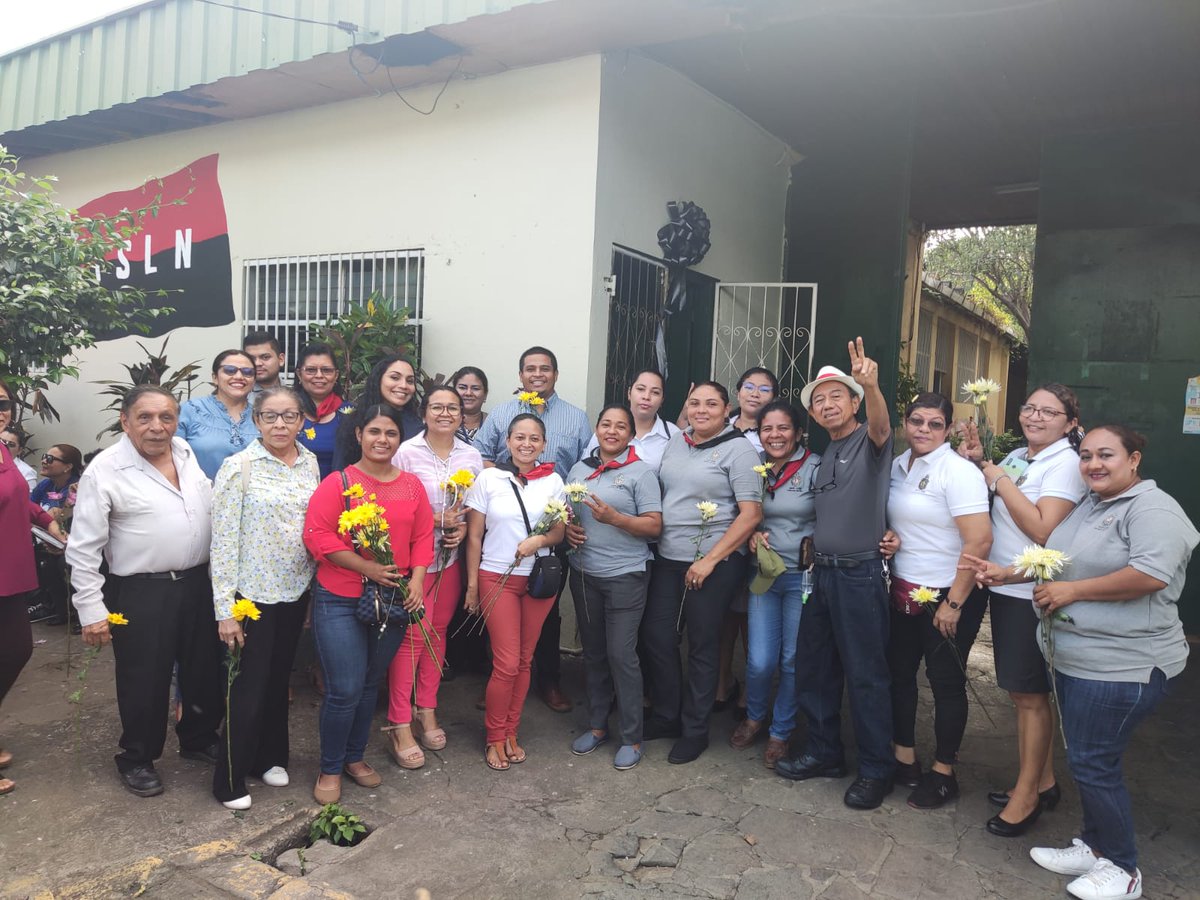 InesVanessaPer1's tweet photo. #LeonRevolucion📸
❤️ 🖤
 #UVDenisSilva entrega ofrendas florares 🌺🌹🌻🌼
en conmemoración del 38 aniversario del paso a la Inmortalidad de 8 Madres de Jóvenes SMP en Mulukukú❤️ 🖤
#4419SiempreMásAllá https://t.co/25CX7GOhWo