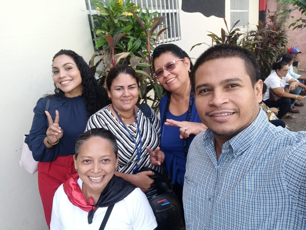 InesVanessaPer1's tweet photo. #LeonRevolucion📸
❤️ 🖤
 #UVDenisSilva entrega ofrendas florares 🌺🌹🌻🌼
en conmemoración del 38 aniversario del paso a la Inmortalidad de 8 Madres de Jóvenes SMP en Mulukukú❤️ 🖤
#4419SiempreMásAllá https://t.co/25CX7GOhWo