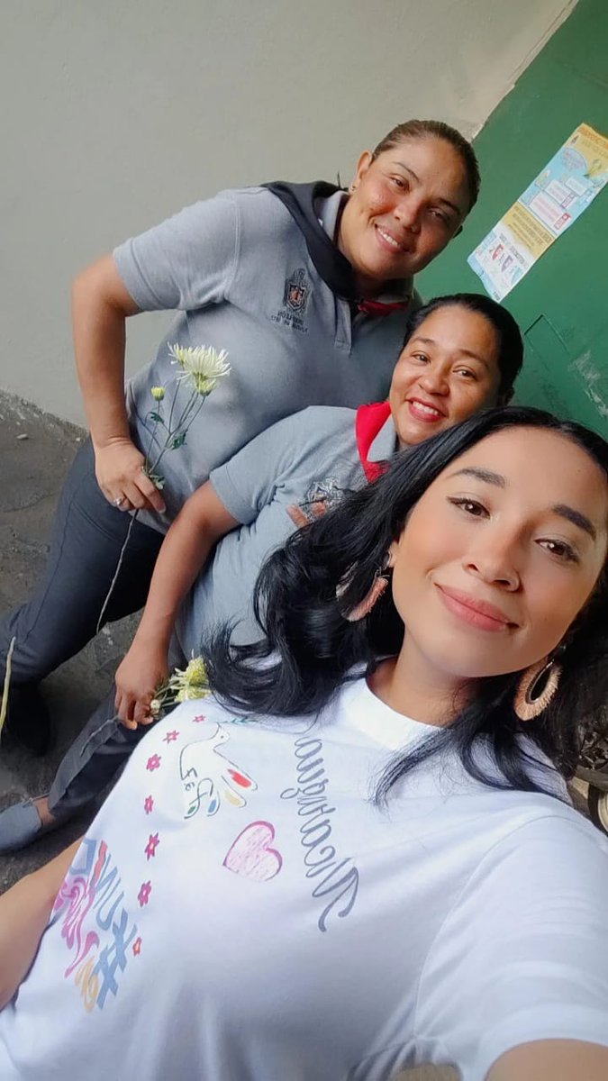 InesVanessaPer1's tweet photo. #LeonRevolucion📸
❤️ 🖤
 #UVDenisSilva entrega ofrendas florares 🌺🌹🌻🌼
en conmemoración del 38 aniversario del paso a la Inmortalidad de 8 Madres de Jóvenes SMP en Mulukukú❤️ 🖤
#4419SiempreMásAllá https://t.co/25CX7GOhWo