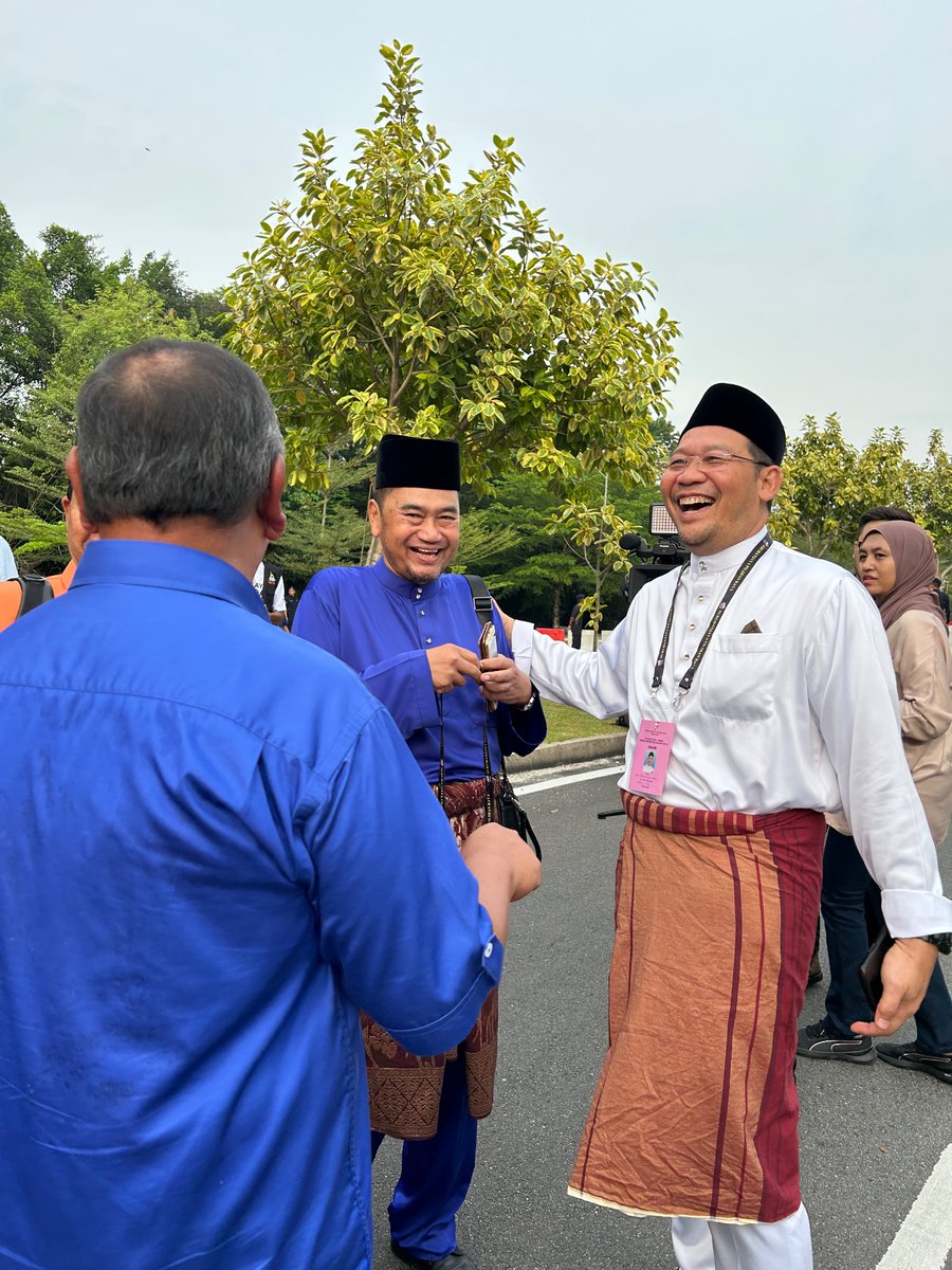 DewiAbdRahman26's tweet photo. Warna-warni hari penamaan calon DUN Paya Jaras & Kota Damansara di Dewan Kenanga Pejabat Daerah Tanah Petaling
#N38
#N39
#PRNSelangor
@Media_Selangor https://t.co/z9rhYShwFv