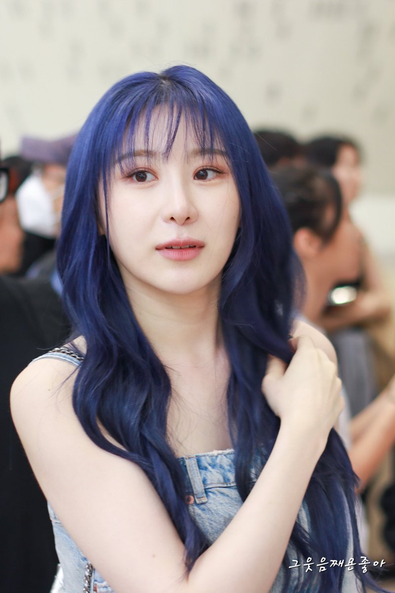 20230729 이채연 출국
에쉬블루 보자마자 너무 예뻐서
어!! 어!!!! 어어어어엌!!!! 하고
육성뿜으면서 놀래 버렸음....
#이채연 #LEECHAEYEON
#KNOCK