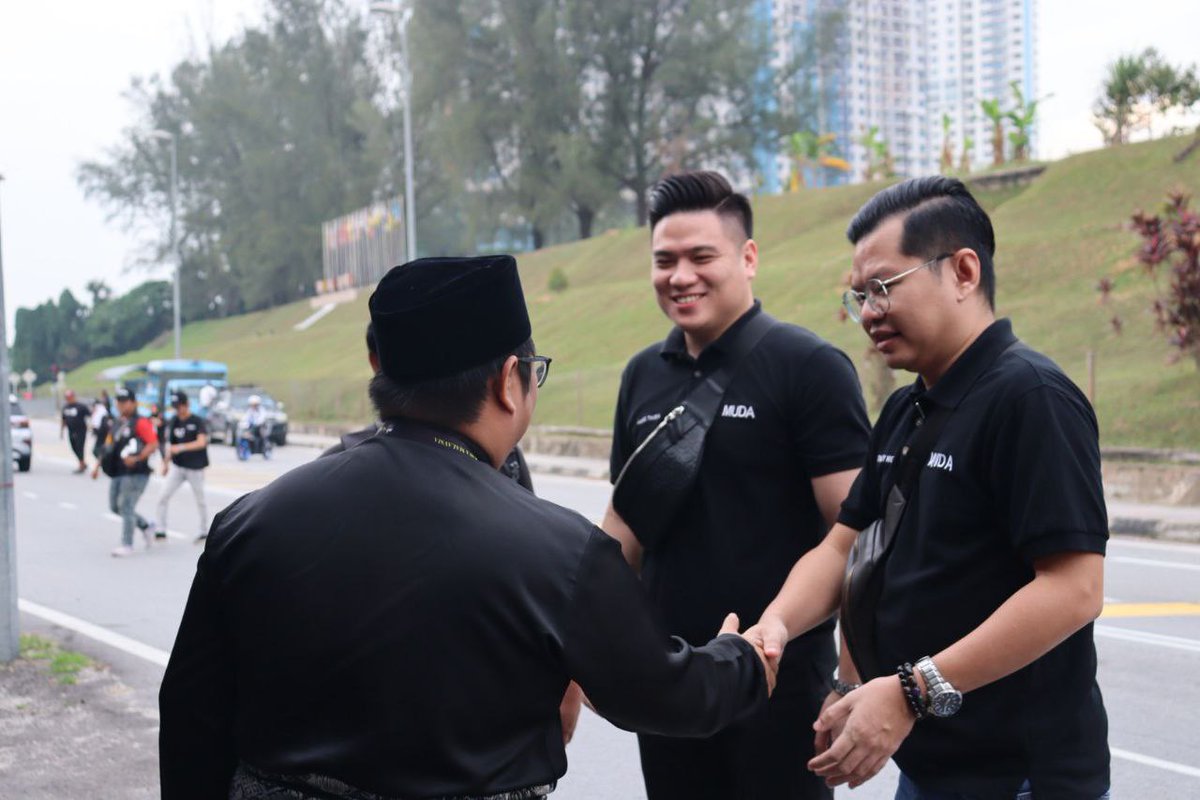 ahikhwan's tweet photo. HARI PENCALONAN N23 DUSUN TUA

Hadir! ✅

Sempat saya beramah mesra bersama rakan-rakan yang sudi hadir memberikan sokongan moral kepada saya hari ini. 

@AmosThien, Pengerusi MUDA Sabah pun jauh merantau sampai ke sini.

Terima kasih sahabat!

#MelakarDusunTua
#meMUDAkanDusunTua https://t.co/w4xFZDLU5G