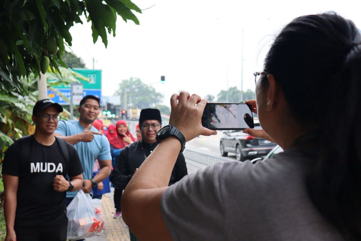ahikhwan's tweet photo. HARI PENCALONAN N23 DUSUN TUA

Hadir! ✅

Sempat saya beramah mesra bersama rakan-rakan yang sudi hadir memberikan sokongan moral kepada saya hari ini. 

@AmosThien, Pengerusi MUDA Sabah pun jauh merantau sampai ke sini.

Terima kasih sahabat!

#MelakarDusunTua
#meMUDAkanDusunTua https://t.co/w4xFZDLU5G