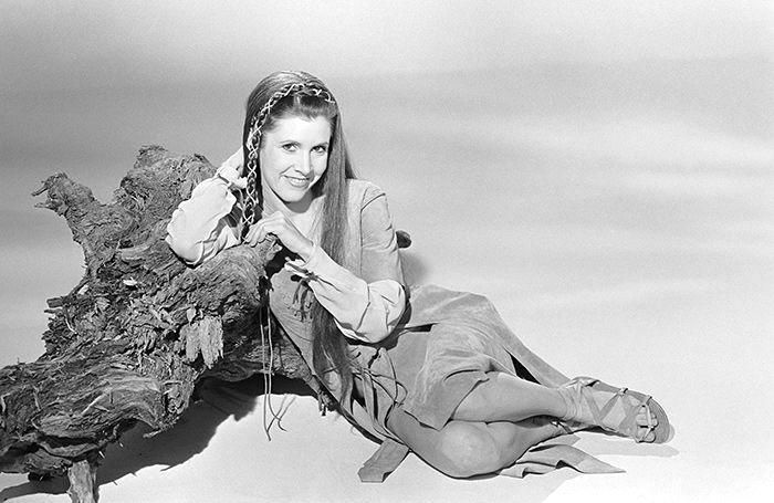 EricJohnStiff's tweet photo. Another fantastic #PublicityShot of #CarrieFisher as #LeiaOrgana in the #EwokVillageAttire. #PrincessLeia #ReturnoftheJedi #StarWars #BlackandWhite #beauty https://t.co/vi48ZtNuFE