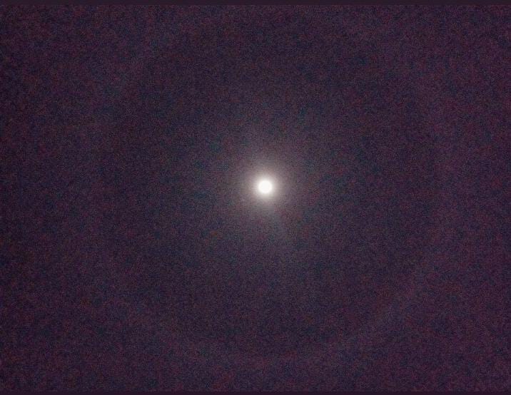 San Luis bajo un Halo Lunar.
El anillo se forma cuando la luz de la Luna se refracta (se dobla) al pasar a través de cristales de hielo. Los halos lunares solo serán visibles si hay nubes suficientemente altas (véase frías, para que se formen los cristales de hielo) y delgadas.