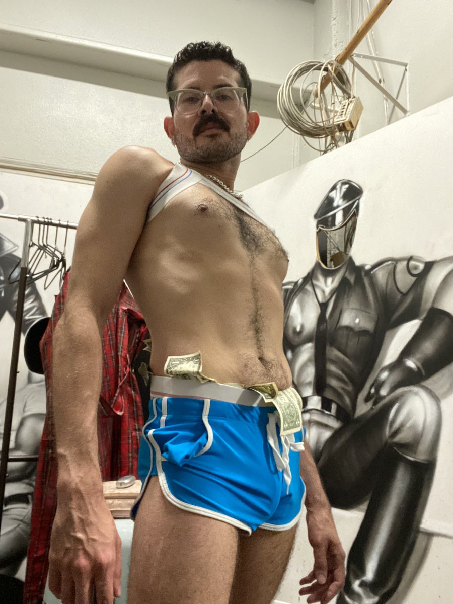 DarionGriz's tweet photo. How much cash could a bad bitch bag if a bad bitch shook some ass? 🍑💵

#gogodancer #tips #nightlife https://t.co/CwOgsmgyyz