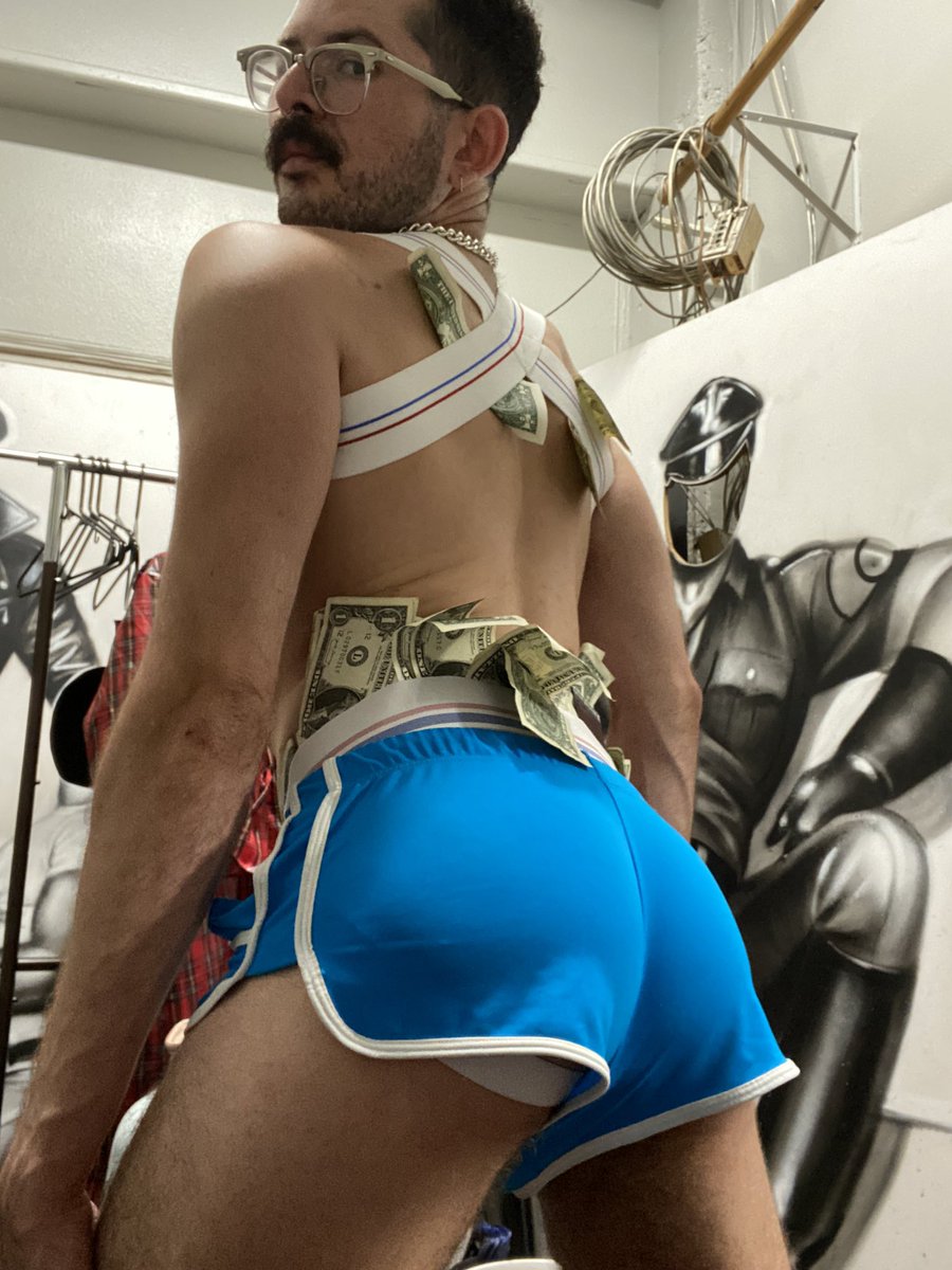 DarionGriz's tweet photo. How much cash could a bad bitch bag if a bad bitch shook some ass? 🍑💵

#gogodancer #tips #nightlife https://t.co/CwOgsmgyyz