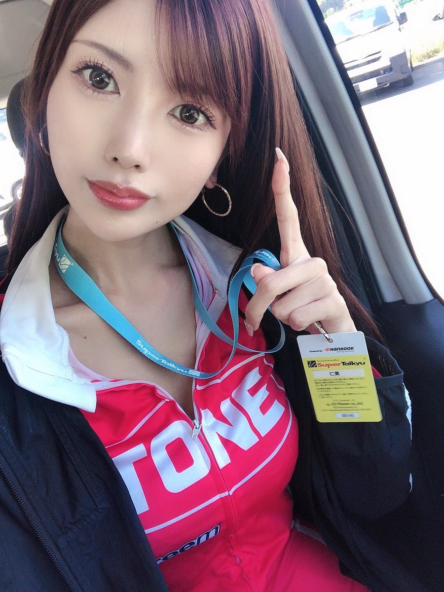 Hitomin_0122's tweet photo. #S耐
11:35~12:35 pitwalk⛱
22番ピットですー!会いに来てね❤️🖤
#OVERDIVE #odula #65号車
#ハーテリーデライトギャルズ #RQ
#supertaikyu #レースクイーン https://t.co/KpgOED13Cn
