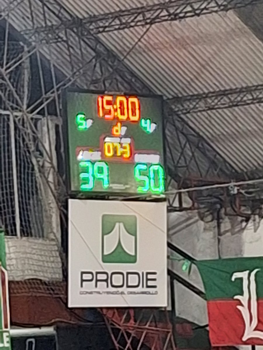 CVerdirrojo's tweet image. Se fué el tercer cuarto

Dificilisimo partido.

Gana la visita

#Verdirrojo  39
#Tabaré        50

Vamos muchachos !

Últimos diez