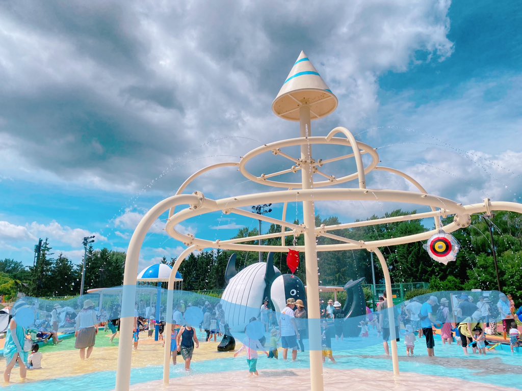 tencoroblog's tweet photo. 本日は今人気の農試公園！【札幌市西区】
水遊びは皆さんテント持参で大盛況⛺️
右も左もちびっこだらけ（かわいい）
キッチンカーや迷子センターまであるのにはびっくり！

10時前でも駐車場が混んでて、臨時駐車場に入りました🚗 https://t.co/49gWdiASvT