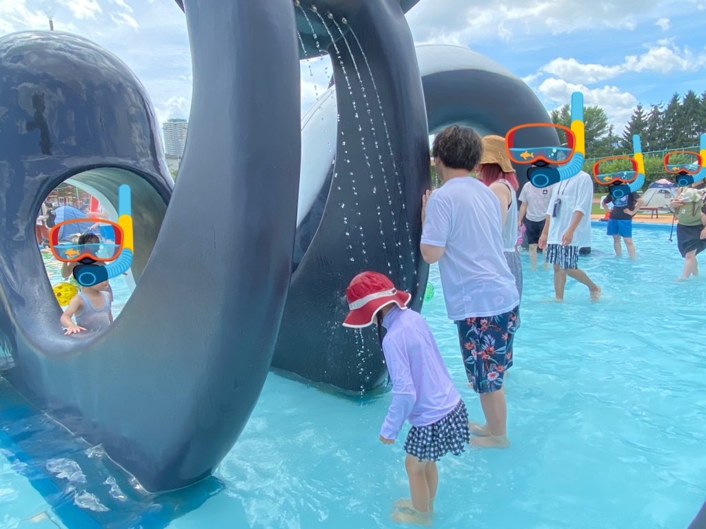tencoroblog's tweet photo. 本日は今人気の農試公園！【札幌市西区】
水遊びは皆さんテント持参で大盛況⛺️
右も左もちびっこだらけ（かわいい）
キッチンカーや迷子センターまであるのにはびっくり！

10時前でも駐車場が混んでて、臨時駐車場に入りました🚗 https://t.co/49gWdiASvT