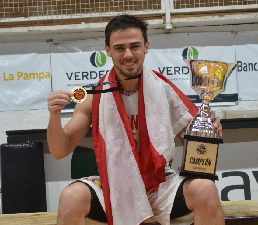 LigaARGbasquet's tweet photo. 🗣️ Pablo Bilat: "Iremos por un pasito más de lo que fue la temporada pasada"

🎙️ Tras renovar su vínculo con @launiondecolon, uno de los jugadores históricos contó sus sensaciones

🔗 https://t.co/Tbvf9Aie84 https://t.co/yXcdKQYoMb