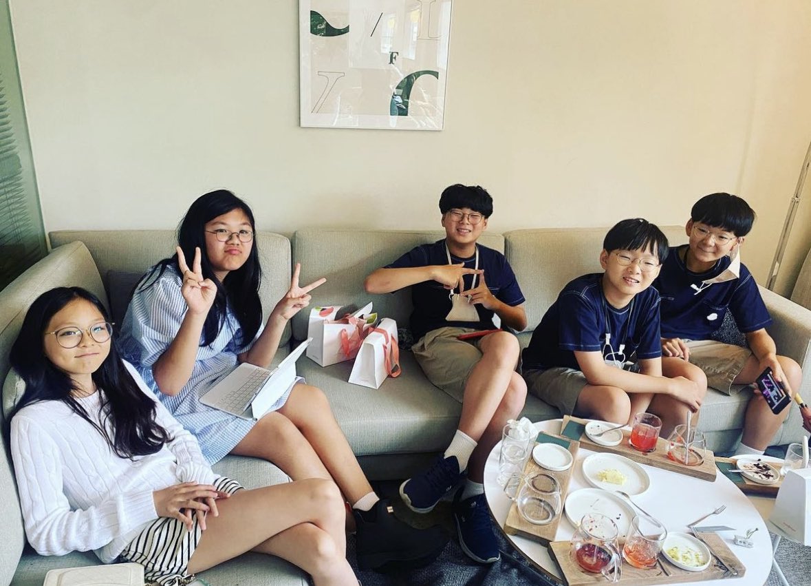 stitch_pololo's tweet photo. เด็กน้อยใน슈퍼맨 돌아왔다กลับมาเจอกันทั้ง"ซารัง,สามแฝดแทฮัน,มินกุก,มันเซ,จีอน" คุณแม่ชิโฮะแม่น้องซารังลงรูปแล้วบอกความสูงของน้องแต่ละคนคือสูงกันมากมากก
•ซารังสูง 154 ซม. อายุ 12 ปี
•แทฮัน มินกุก มันเซสูง 163 ซม. อายุ 11 ปี
•จีอนสูง 168 ซม. อายุ 10 ปี https://t.co/t2jFMND5lp