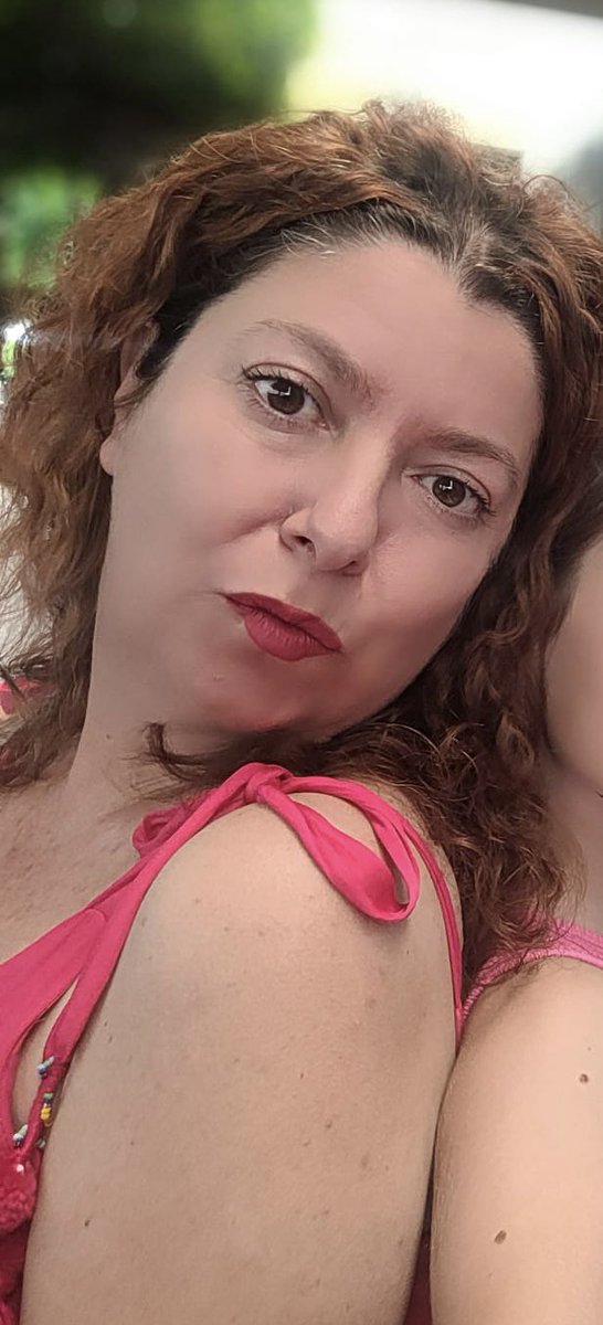 Pues sí. He ido a ver Barbie. Y sí vestida de rosa. Y sí había una cola monumental. La peli…entretenida sin más y me sobró media hora en la q ya estaba aburrídisima. Otro chasco más.