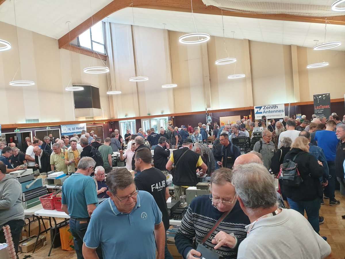 Il y a un peu de monde au rassemblement #radioamateurs de Marennes. Et quelques perles à dénicher.