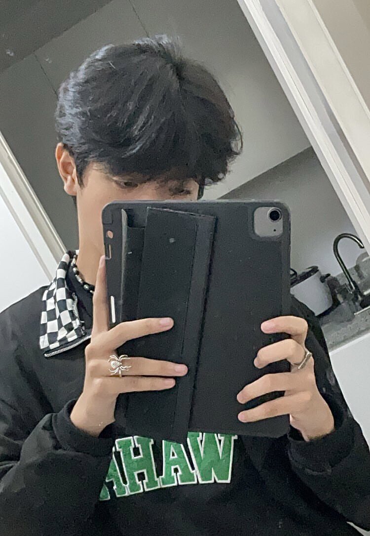 ywanzk_'s tweet photo. ipad kid https://t.co/pgVleNnodQ