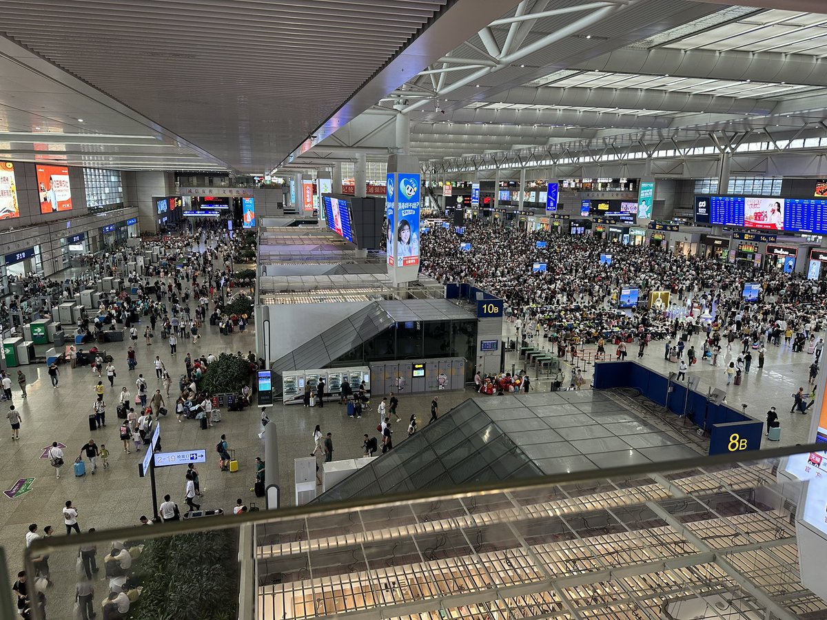 shanghai hongqiao station on a normal weekend