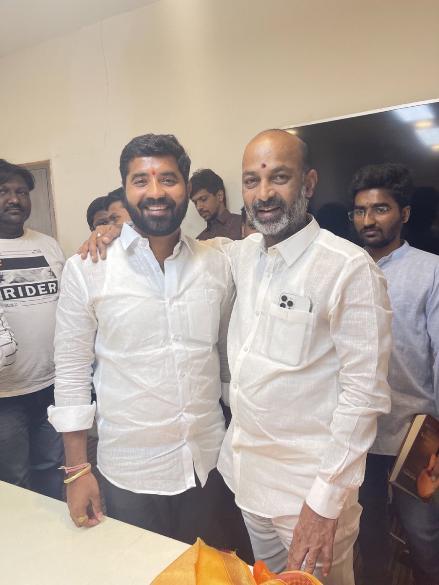 anr4bjp's tweet photo. భారతీయ జనతా పార్టీ జాతీయ ప్రధాన కార్యదర్శిగా నియమితులైన కరీంనగర్ ఎంపీ శ్రీ బండి సంజయ్ @bandisanjay_bjp గారికి హృదయపూర్వక శుభాకాంక్షలు 💐🚩🔥 https://t.co/TU0i6D6HN9