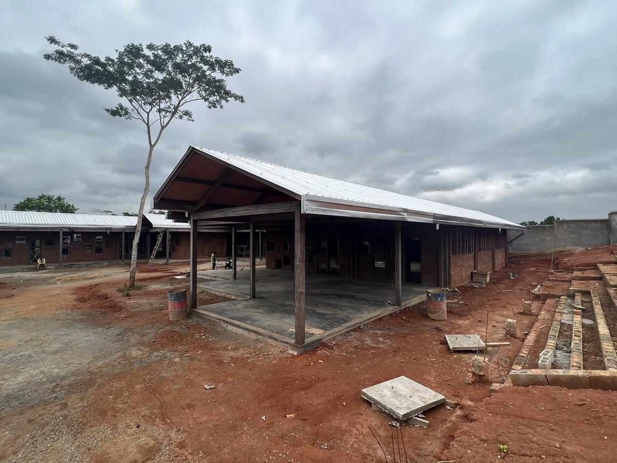 vicenteguallart's tweet photo. Estos días estoy en Camerún terminando  una Escuela Infantil en Yaoudé para @MHSFNazaret . Es una estructura de madera local (azobe) con fachada de muros de ladrillo de tierra compactada para construir el #Africanflow https://t.co/Dg0z4H7nNn