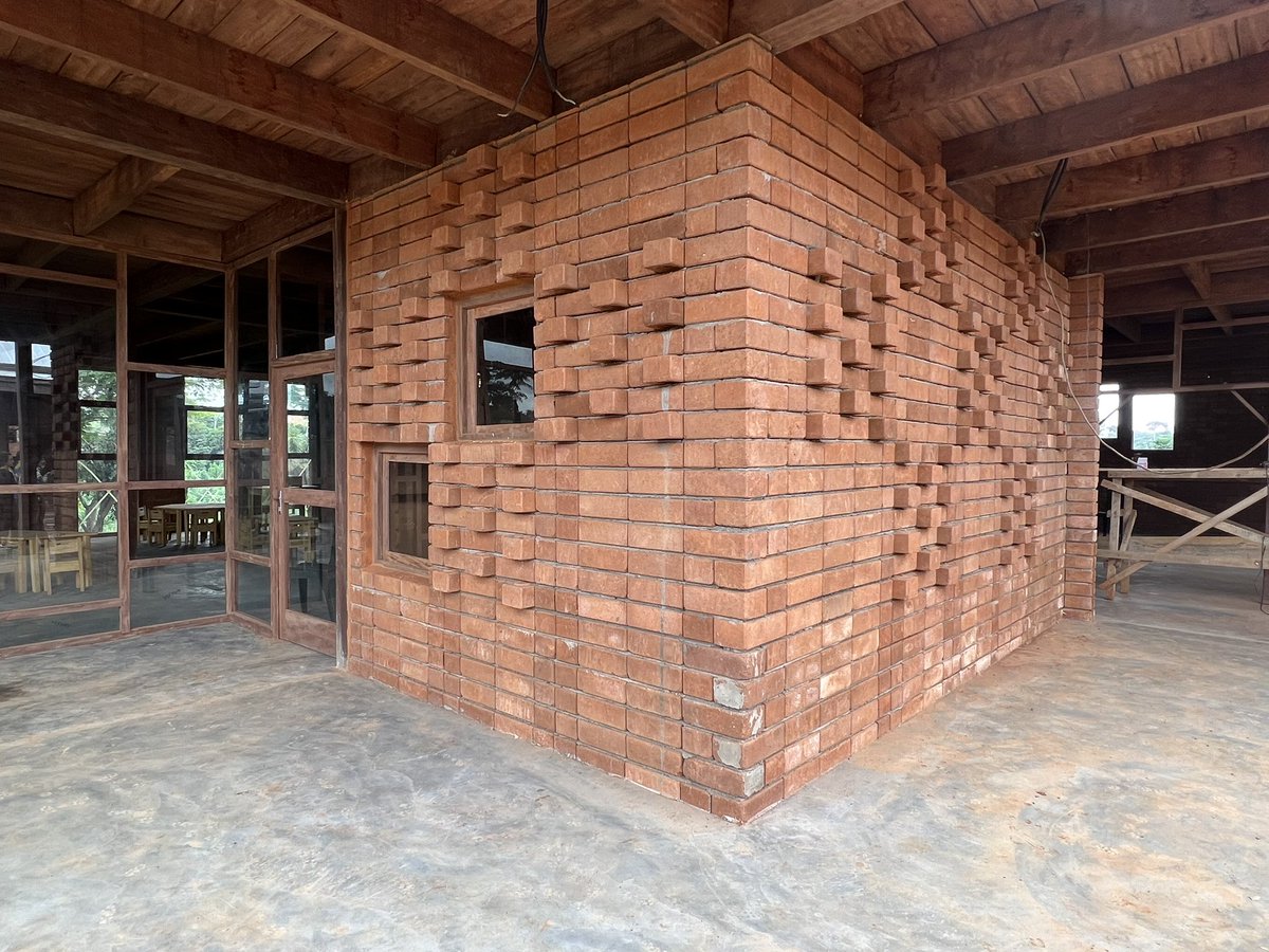 vicenteguallart's tweet photo. Estos días estoy en Camerún terminando  una Escuela Infantil en Yaoudé para @MHSFNazaret . Es una estructura de madera local (azobe) con fachada de muros de ladrillo de tierra compactada para construir el #Africanflow https://t.co/Dg0z4H7nNn